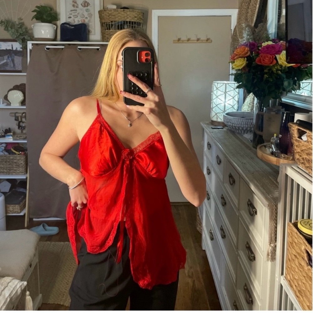 Vintage delicates red split front blouse tank top with rose details - Picture 9 of 16